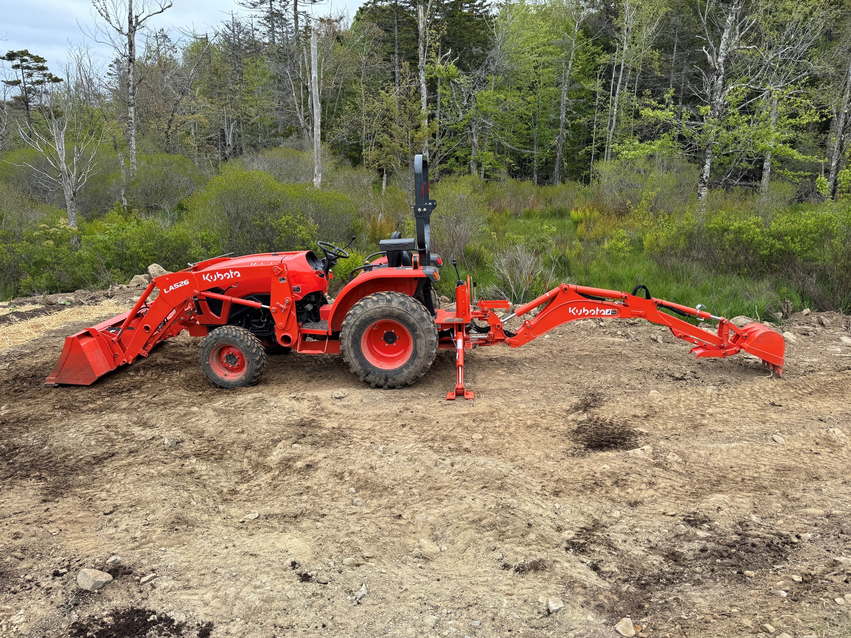 Kubota L2502 with LA526 loader and BH77 backhoe attachment